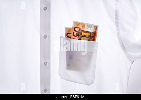 Weisses Herrenhemd mit Euroscheinen in der Hemdtasche Foto Stock