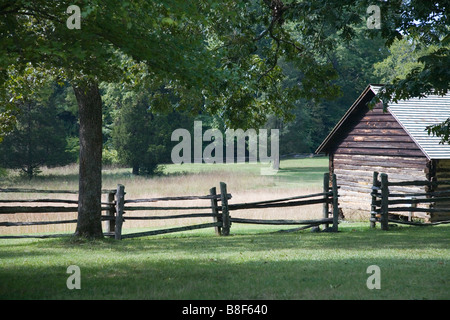 Foto di una rampa di split recinzione e un edificio di registro con un campo in background. Foto Stock