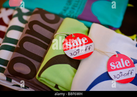 Il bianco e il rosso vendita segni sulla colorata T shirt Foto Stock