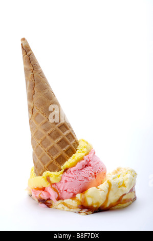 Capovolto cono gelato schiacciata su una superficie bianca Foto Stock