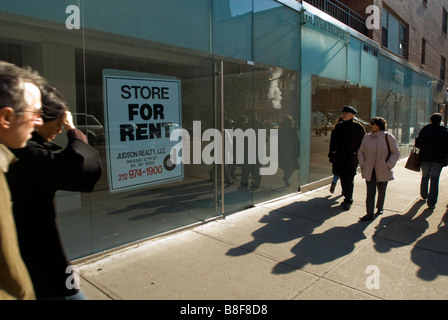 Agli acquirenti di passare da un negozio chiuso su Madison Avenue a New York domenica 8 febbraio 2009 Richard B Levine Foto Stock