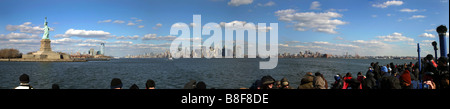 Foto panoramica di New York tra cui la Statua della Libertà, presa mentre si è a bordo di un battello per Ellis Island Foto Stock