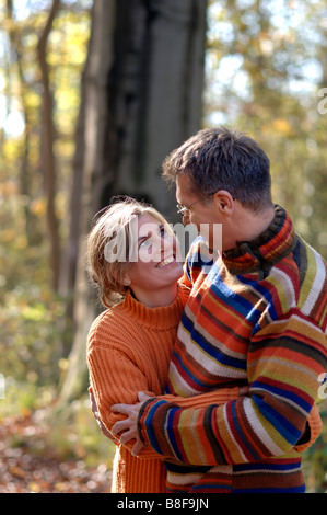 L uomo e la donna che abbraccia ogni altra nel parco Foto Stock