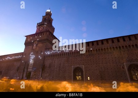 Castello Sforzesco Milano Italia con impianto di illuminazione Foto Stock