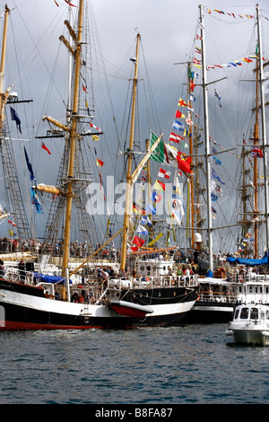 Tall Ships in Falmouth sono vestiti globale per l'alimentatore di Falmouth gara per il Portogallo per la Funchal 500 Tall Ships race Foto Stock