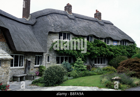 Cottage con il tetto di paglia Corfe Castle Village Dorset Regno Unito Foto Stock