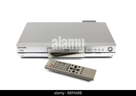 Un DVD Blu Ray Digital TV Recorder e il distributore contro uno sfondo bianco Foto Stock