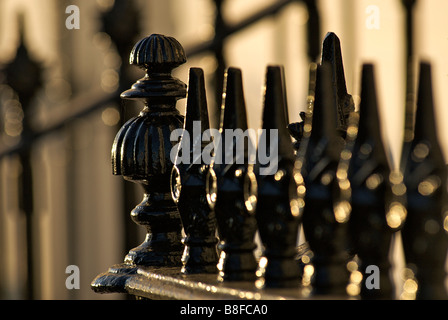 Dettagli architettonici di ringhiere al di fuori del regency proprietà di Lewes Crescent, Kemptown, Brighton, Inghilterra Foto Stock