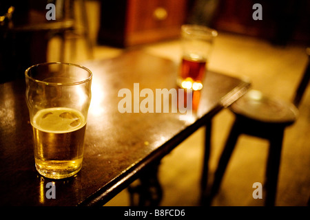 Due pinte in un pub. Foto Stock