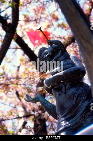 La statua di una preghiera per la Pace che si trova nell'Hiroshima Parco del Memoriale della Pace di Hiroshima, Giappone. Foto Stock