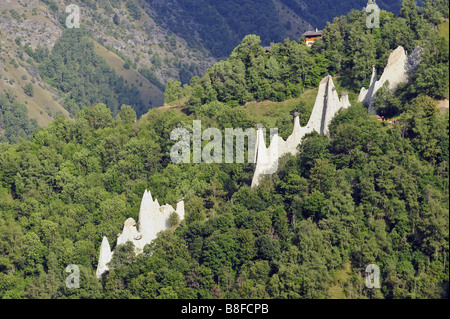 La Pyramides d'Euseigne, nel cantone svizzero del Vallese e a distanza Foto Stock