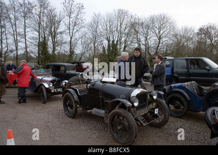 Exmoor VSCC prova della frangia 21 febbraio 2009 vetture assemblaggio all'Anchor Inn Exebridge prima di iniziare Foto Stock