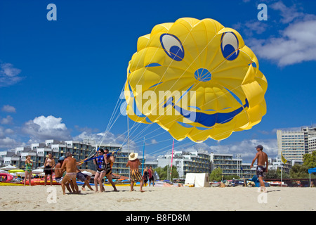 Il parasailing - prendendo il largo dalla spiaggia di Albena, Bulgaria Foto Stock