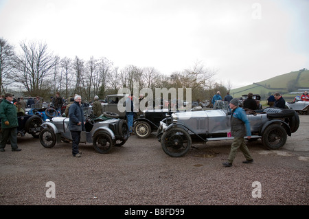 Exmoor VSCC prova della frangia 21 febbraio 2009 vetture assemblaggio all'Anchor Inn Exebridge prima di iniziare Foto Stock