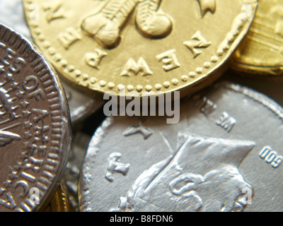 Close up di monete di cioccolato avvolto in oro e argento in lamina. Foto Stock