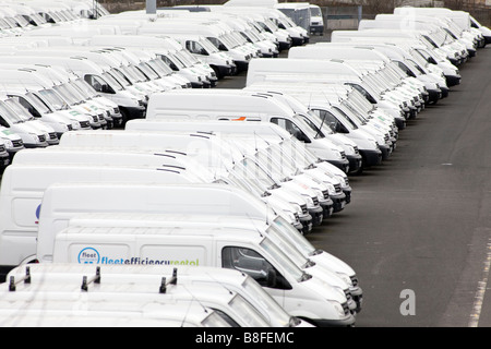 Nuovo LDV furgoni bianco in un composto presso la fabbrica di Birmingham. LDV sono di proprietà di GAZ e sono il bersaglio di un management buy out. Foto Stock