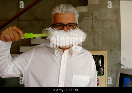 Senior uomo che copre la bocca con un piumino Foto Stock