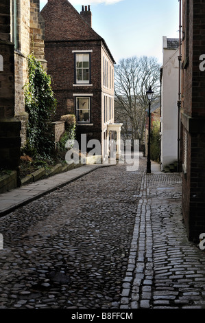 Strada di ciottoli che conducono a Kingsgate ponte in Durham Regno Unito Foto Stock