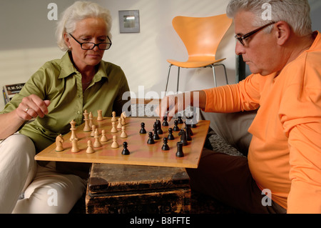 Senior l uomo e la donna che gioca a scacchi insieme, close-up Foto Stock