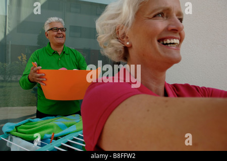 Coppia senior di stendere la biancheria Foto Stock