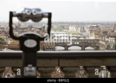Pagare il telescopio, Ponte Vecchio e sul fiume Arno, Piazzale Michelangelo, Firenze, Toscana, Italia Foto Stock