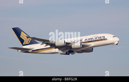 Singapore Airlines Airbus A380-841 decollare da Londra Heathrow Foto Stock