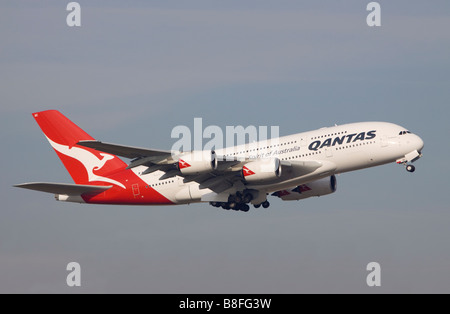 Qantas Airbus A380-842 decollare da Londra Heathrow Foto Stock