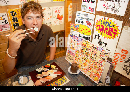 Giappone Tokyo uomo mangiare il ristorante di sushi Foto Stock