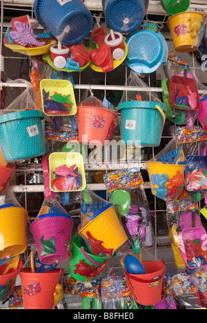 Un vivacemente colorato display colorato di spiaggia in plastica secchi, secchi, picche & giocattoli da spiaggia in vendita in Puerto Escondido, Messico Foto Stock