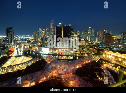 Singapore di notte con vista del Fiume Singapore e Clarke Quay Foto Stock
