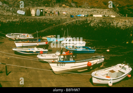 I turisti rilassante sul molo vicino all'entrata di Boscastle Harbour, Cornwall, Regno Unito Foto Stock