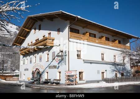 Vale la pena di Rauriser Valley Austria Gasthof Andrelwirt ristorante nel tradizionale ornati in antico palazzo del XV secolo nel villaggio alpino Foto Stock