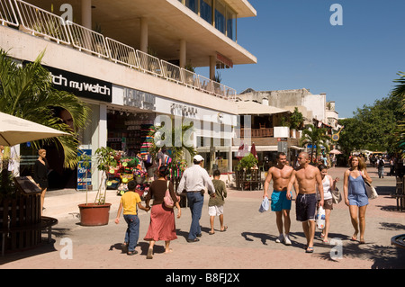 I turisti sulla Quinta Avenue Playa del Carmen in Messico. Foto Stock