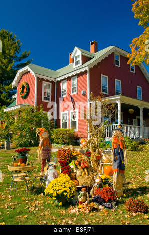 Autunno yard decor con zucche stocchi mais e scarecrows presso la vecchia Red Inn and Cottages in North Conway New Hampshire USA Foto Stock