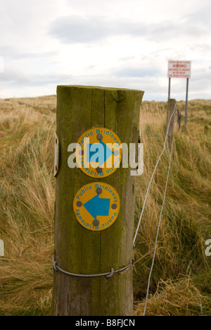 Pubblica segni bridleway su un post al link Buston vicino Alnmouth Northumberland Foto Stock