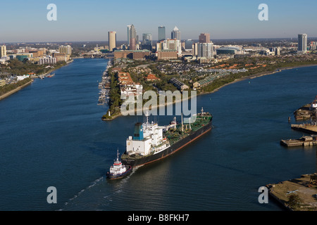 Vista aerea sopra rimorchiatore con petroliera Overseas Philadelphia avvicinando Porto di Tampa Florida Foto Stock