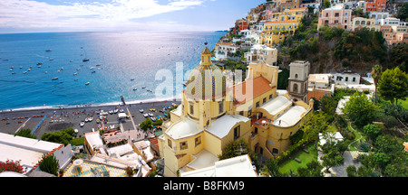 Vista panoramica del Duomo di Positano Positano e la scogliera case, Costiera Amalfitana, Italia Foto Stock