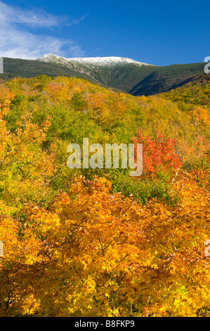 Caduta delle Foglie di colore con la neve sul monte Lafayette e Le White Mountains nel New Hampshire USA Foto Stock