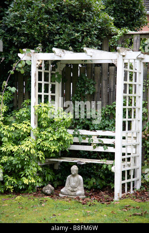 Stone statua del Buddha in giardino. Foto Stock