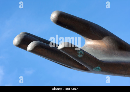 Le mani tese scultura in bronzo a Mandela giardini, Millennium Square, Leeds West Yorkshire, Inghilterra. Foto Stock