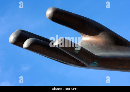 Le mani tese scultura in bronzo a Mandela giardini, Millennium Square, Leeds West Yorkshire, Inghilterra. Foto Stock