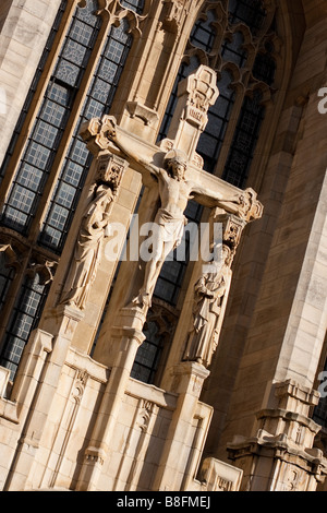 Statua di Cristo sulla croce a St Annes Cattedrale Cattolica in Leeds West Yorkshire Inghilterra Foto Stock