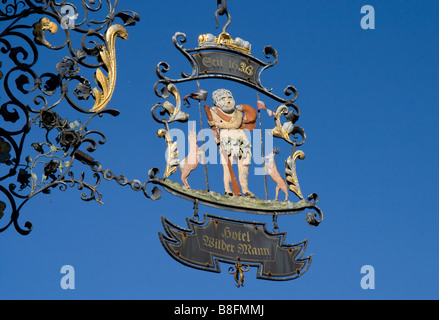 Segno Hotel Wilder Mann fin dal 1623, la città vecchia di Meersburg, il lago di Costanza,Bodensee,Germania. Foto Stock