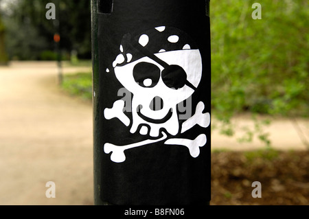 Cranio e crossbones Jolly Roger bandiera pirata smiley fumetto in bianco e nero la pirateria Foto Stock