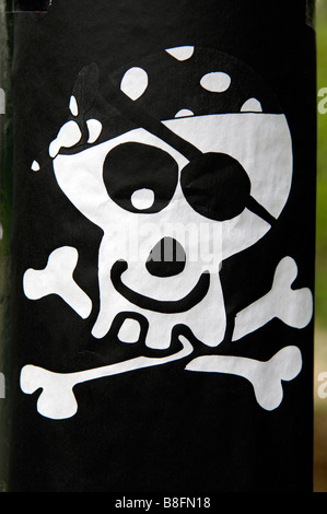 Cranio e crossbones Jolly Roger bandiera pirata smiley fumetto in bianco e nero la pirateria Foto Stock