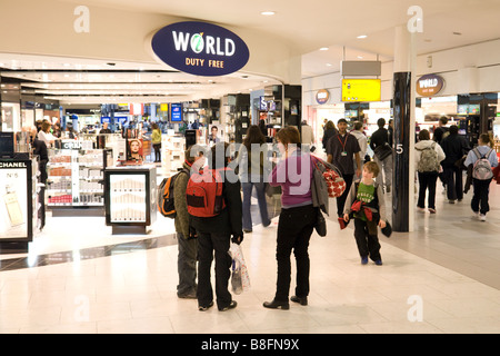 Gli amanti dello shopping presso il World Duty Free shop, sala partenze del Terminal 1, l'aeroporto di Heathrow, Londra Foto Stock