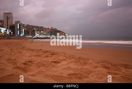 Night Shot di Busan (Pusan) spiaggia in Corea del Sud Foto Stock