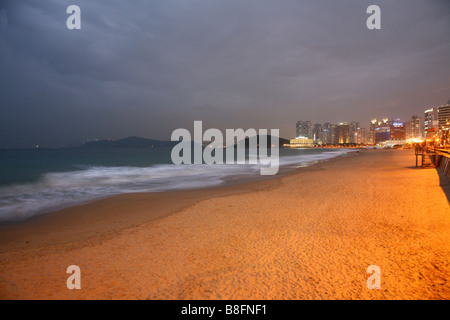 Night Shot di Busan (Pusan) spiaggia in Corea del Sud Foto Stock