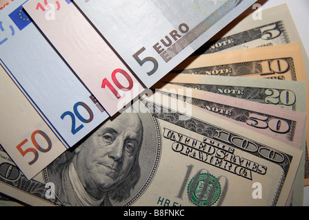 Una pila di Euro e Dollaro banconote / cambio / Denaro / contanti Foto Stock