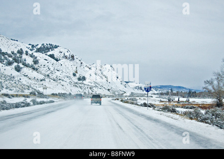 Vetture guida su una coperta di neve Interstate 70 vicino a Vail Colorado Foto Stock